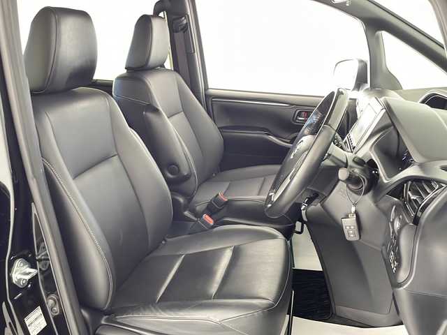 トヨタ エスクァイア Gi 宮城県 2019(平31)年 5.4万km ブラック Toyota Safety Sense 	/・プリクラッシュセーフティ	/・レーンディパーチャーアラート	/・オートマチックハイビーム/クルーズコントロール/純正9型ナビ/・BT.SD.CD.DVD/フルセグTV/バックカメラ/両側パワースライドドア	/レザーシート/前席シートヒーター/純正ドライブレコーダー（F）/ビルトインETC2.0/ウッドコンビステアリング	/ステアリングスイッチ/LEDヘッドライト/LEDフォグランプ/フロアマット/純正15inAW/ロールサンシェード/シートバックテーブル