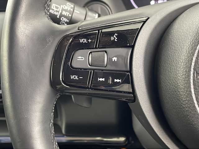 ホンダ ヴェゼル ハイブリッド e:HEV Z 埼玉県 2021(令3)年 3万km プラチナホワイトパール Ｈｏｎｄａ　ＳＥＮＳＩＮＧ　/純正ナビ/（FM/AM/BT/TV/USB/スマホ連携）/コーナーセンサー　/ブラインドスポットモニター　/ビルトインＥＴＣ２．０　/ワイヤレス充電器　/ヒーデットミラー　/前席シートヒーター　/ハーフレザーシート/ハンドルヒーター　/革巻きハンドル/全方位カメラ/電動リアゲート/ウインカーミラー/プッシュスタート/スマートキー×2