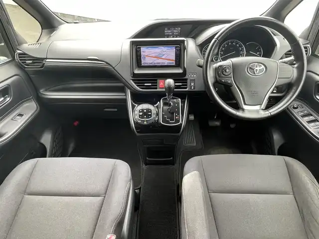 トヨタ エスクァイア Xi 埼玉県 2015(平27)年 12.3万km ブラック (株)IDOMが運営する【じしゃロン鳩ヶ谷店】の自社ローン専用車両になりますこちらは現金またはオートローンご利用時の価格です。自社ローンご希望の方は別途その旨お申付け下さい/登録時122204km/左側パワースライドドア/社外SDナビ（KENWOOD MDV-L502W）/　・AM/FM/CD/DVD/MSV(SD)/BT/フルセグTV/バックカメラ/社外フリップダウンモニター（EONON　L0122)/ETC/社外ミラーレーダー（COMTEC　ZERO502M）/LEDヘッドライト/　・オートライト/フォグランプ/革巻ステアリング/革巻シフトノブ/キーレスエントリー/電動格納機能付きウインカーミラー/純正15インチAW