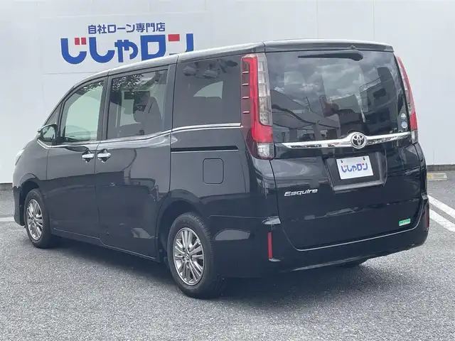 トヨタ エスクァイア Xi 埼玉県 2015(平27)年 12.3万km ブラック (株)IDOMが運営する【じしゃロン鳩ヶ谷店】の自社ローン専用車両になりますこちらは現金またはオートローンご利用時の価格です。自社ローンご希望の方は別途その旨お申付け下さい/登録時122204km/左側パワースライドドア/社外SDナビ（KENWOOD MDV-L502W）/　・AM/FM/CD/DVD/MSV(SD)/BT/フルセグTV/バックカメラ/社外フリップダウンモニター（EONON　L0122)/ETC/社外ミラーレーダー（COMTEC　ZERO502M）/LEDヘッドライト/　・オートライト/フォグランプ/革巻ステアリング/革巻シフトノブ/キーレスエントリー/電動格納機能付きウインカーミラー/純正15インチAW
