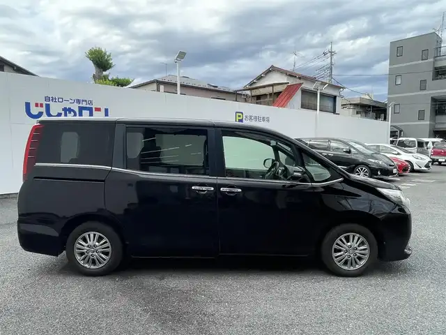 トヨタ エスクァイア Xi 埼玉県 2015(平27)年 12.3万km ブラック (株)IDOMが運営する【じしゃロン鳩ヶ谷店】の自社ローン専用車両になりますこちらは現金またはオートローンご利用時の価格です。自社ローンご希望の方は別途その旨お申付け下さい/登録時122204km/左側パワースライドドア/社外SDナビ（KENWOOD MDV-L502W）/　・AM/FM/CD/DVD/MSV(SD)/BT/フルセグTV/バックカメラ/社外フリップダウンモニター（EONON　L0122)/ETC/社外ミラーレーダー（COMTEC　ZERO502M）/LEDヘッドライト/　・オートライト/フォグランプ/革巻ステアリング/革巻シフトノブ/キーレスエントリー/電動格納機能付きウインカーミラー/純正15インチAW