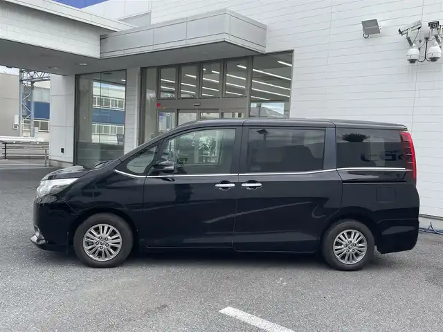 トヨタ エスクァイア Xi 埼玉県 2015(平27)年 12.3万km ブラック (株)IDOMが運営する【じしゃロン鳩ヶ谷店】の自社ローン専用車両になりますこちらは現金またはオートローンご利用時の価格です。自社ローンご希望の方は別途その旨お申付け下さい/登録時122204km/左側パワースライドドア/社外SDナビ（KENWOOD MDV-L502W）/　・AM/FM/CD/DVD/MSV(SD)/BT/フルセグTV/バックカメラ/社外フリップダウンモニター（EONON　L0122)/ETC/社外ミラーレーダー（COMTEC　ZERO502M）/LEDヘッドライト/　・オートライト/フォグランプ/革巻ステアリング/革巻シフトノブ/キーレスエントリー/電動格納機能付きウインカーミラー/純正15インチAW
