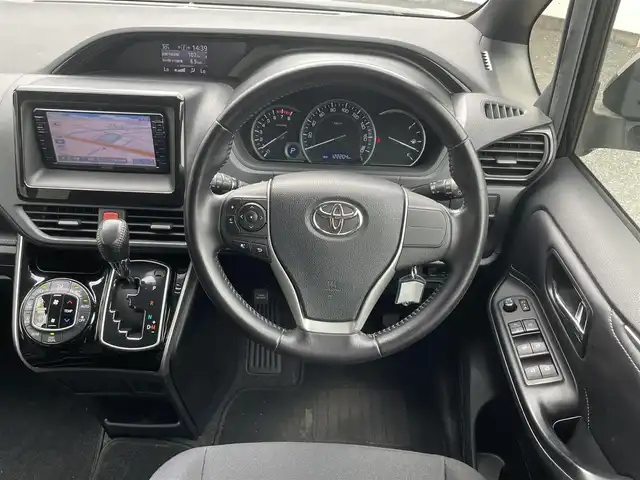 トヨタ エスクァイア Xi 埼玉県 2015(平27)年 12.3万km ブラック (株)IDOMが運営する【じしゃロン鳩ヶ谷店】の自社ローン専用車両になりますこちらは現金またはオートローンご利用時の価格です。自社ローンご希望の方は別途その旨お申付け下さい/登録時122204km/左側パワースライドドア/社外SDナビ（KENWOOD MDV-L502W）/　・AM/FM/CD/DVD/MSV(SD)/BT/フルセグTV/バックカメラ/社外フリップダウンモニター（EONON　L0122)/ETC/社外ミラーレーダー（COMTEC　ZERO502M）/LEDヘッドライト/　・オートライト/フォグランプ/革巻ステアリング/革巻シフトノブ/キーレスエントリー/電動格納機能付きウインカーミラー/純正15インチAW