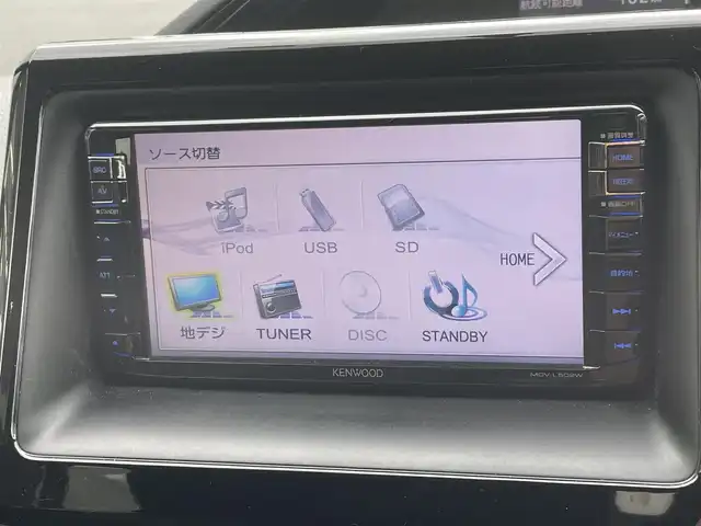 トヨタ エスクァイア Xi 埼玉県 2015(平27)年 12.3万km ブラック (株)IDOMが運営する【じしゃロン鳩ヶ谷店】の自社ローン専用車両になりますこちらは現金またはオートローンご利用時の価格です。自社ローンご希望の方は別途その旨お申付け下さい/登録時122204km/左側パワースライドドア/社外SDナビ（KENWOOD MDV-L502W）/　・AM/FM/CD/DVD/MSV(SD)/BT/フルセグTV/バックカメラ/社外フリップダウンモニター（EONON　L0122)/ETC/社外ミラーレーダー（COMTEC　ZERO502M）/LEDヘッドライト/　・オートライト/フォグランプ/革巻ステアリング/革巻シフトノブ/キーレスエントリー/電動格納機能付きウインカーミラー/純正15インチAW