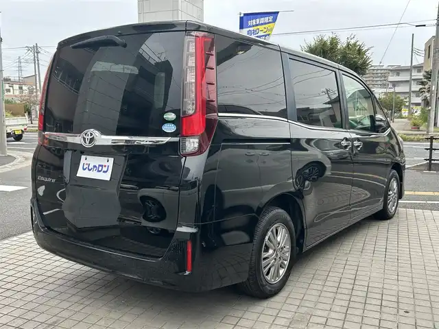 トヨタ エスクァイア Xi 埼玉県 2015(平27)年 12.3万km ブラック (株)IDOMが運営する【じしゃロン鳩ヶ谷店】の自社ローン専用車両になりますこちらは現金またはオートローンご利用時の価格です。自社ローンご希望の方は別途その旨お申付け下さい/登録時122204km/左側パワースライドドア/社外SDナビ（KENWOOD MDV-L502W）/　・AM/FM/CD/DVD/MSV(SD)/BT/フルセグTV/バックカメラ/社外フリップダウンモニター（EONON　L0122)/ETC/社外ミラーレーダー（COMTEC　ZERO502M）/LEDヘッドライト/　・オートライト/フォグランプ/革巻ステアリング/革巻シフトノブ/キーレスエントリー/電動格納機能付きウインカーミラー/純正15インチAW