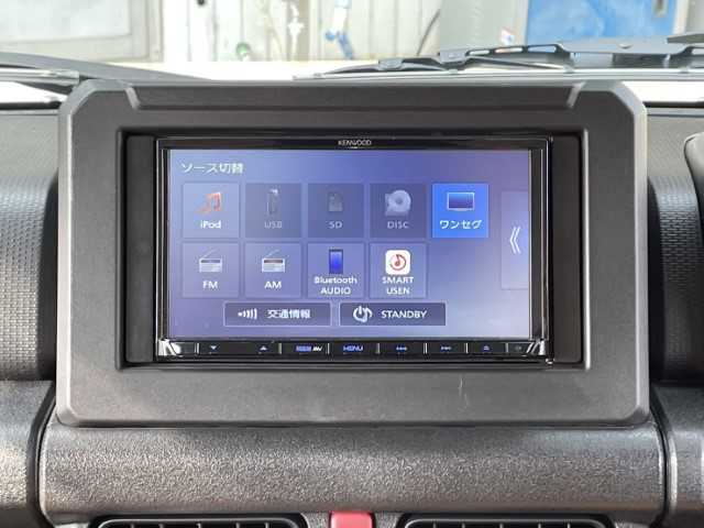 スズキ ジムニー XC 福島県 2022(令4)年 0.9万km シフォンアイボリーM AIS検査済み/【2504008666】/2インチリフトアップキット（社外）/KENWOOD：SDナビ（MDV-D409BT）/Bluetooth/DVD再生/CD/TV/オートライト/オートハイビーム/LEDヘッドライト/アイドリングストップ/横滑り防止/スズキセーフティーサポート/純正ドアバイザー/D席N席シートヒーター/革調シートカバー（茶革）（社外）/ETC/ドラレコ（F/R）/ヨコハマジオランダーM/T G003（社外）/後部突入防止装置（社外）/リアバンパー & テールランプ セット（社外）/Dice　フロントバンパーセット（社外）/《セット内容》/・フロントバンパー/・ステー左右/・フロントパネル/・パネル部ダクトメッシュ×２/・コーナー部カバー左右/Dice ドアヒンジセット（社外）/Dice ボンネットヒンジセット（社外）/フォグランプカバーアダプター（社外）/ジムケンタック　SSグリル（社外）/前後コーナーガード（社外）/FARM　ナンバー移動キット（社外）/社外パーツ取付有