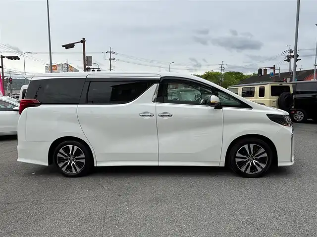 トヨタ アルファード S Cパッケージ 京都府 2022(令4)年 4.6万km ホワイトパールクリスタルシャイン ワンオーナー/ツインムーンルーフ/両側パワースライドドア/パワーバックドア/セーフティセンス/・プリクラッシュセーフティ/・レーントレーシングアシスト/・ロードサインアシスト/・アダプティブハイビーム/・レーザークルーズコントロール/純正9インチディスプレイオーディオ/・ナビ/・フルセグTV/・CD/DVD再生/・BT接続/・バックカメラ/リアエンターテイメントシステム/ETC/レザーシート/・前席/2列目パワーシート/・前席シートヒーター/ベンチレーション/・助手席/2列目オットマン/デジタルインナーミラー/ブラインドスポットモニター/パーキングサポートブレーキ/レザー×ウッドコンビステアリング/・ステアリモコン/・ステアヒーター/3眼LEDヘッドライト/LEDフォグランプ/シーケンシャルターンランプ/純正18インチアルミホイール/プッシュスタート/スマートキー×2個/車両取説/ナビ取説/車両保証書