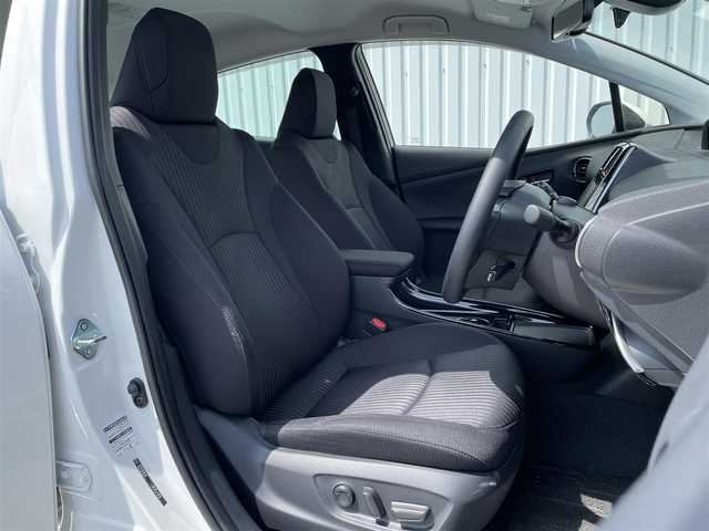 トヨタ プリウス A 福岡県 2020(令2)年 3.1万km スーパーホワイトⅡ 純正ナビ（ＮＳＺＴ－Ｗ６８Ｔ）/フルセグTV/CD/DVD/BT/SD/バックカメラ/PCS/ＬＤＡ/クリアランスソナー/ＰＫＳＢ/ＢＳＭ/レーダークルーズコントロール/ビルトインETC2.0/パーキングアシスト/ＨＵＤ/D席パワーシート/LEDオートライト/フォグランプ/スマートキー/プッシュスタート