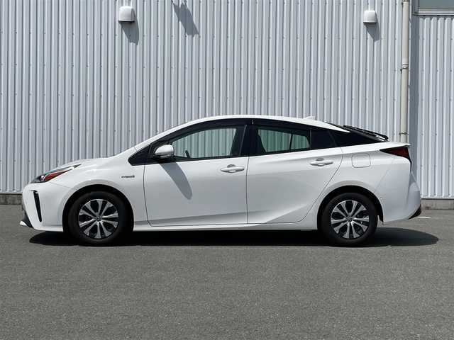 トヨタ プリウス A 福岡県 2020(令2)年 3.1万km スーパーホワイトⅡ 純正ナビ（ＮＳＺＴ－Ｗ６８Ｔ）/フルセグTV/CD/DVD/BT/SD/バックカメラ/PCS/ＬＤＡ/クリアランスソナー/ＰＫＳＢ/ＢＳＭ/レーダークルーズコントロール/ビルトインETC2.0/パーキングアシスト/ＨＵＤ/D席パワーシート/LEDオートライト/フォグランプ/スマートキー/プッシュスタート