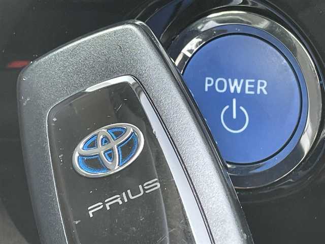 トヨタ プリウス A 福岡県 2020(令2)年 3.1万km スーパーホワイトⅡ 純正ナビ（ＮＳＺＴ－Ｗ６８Ｔ）/フルセグTV/CD/DVD/BT/SD/バックカメラ/PCS/ＬＤＡ/クリアランスソナー/ＰＫＳＢ/ＢＳＭ/レーダークルーズコントロール/ビルトインETC2.0/パーキングアシスト/ＨＵＤ/D席パワーシート/LEDオートライト/フォグランプ/スマートキー/プッシュスタート