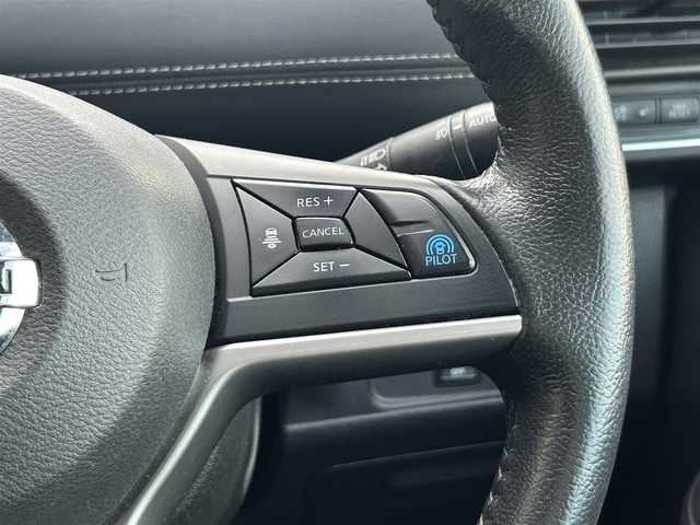日産 セレナ ハイウェイスター プロパイロットED 静岡県 2017(平29)年 8万km マルーンレッド 2トーン エマージェンシーブレーキ/日産オリジナル9型ナビ（MM516D-L）/   CD DVD SD Blu-ray Bluetooth/フルセグTV/フリップダウンモニター/前方ドライブレコーダー/ETC2.0/バックモニター/プロパイロット/両側パワースライドドア/電動パーキングブレーキ/オートブレーキホールド/車線逸脱警報機能/LEDオートヘッドライト/フロントフォグランプ/リアロールサンシェード/純正16インチアルミホイール/純正フロアマット/インテリジェントキー×2本