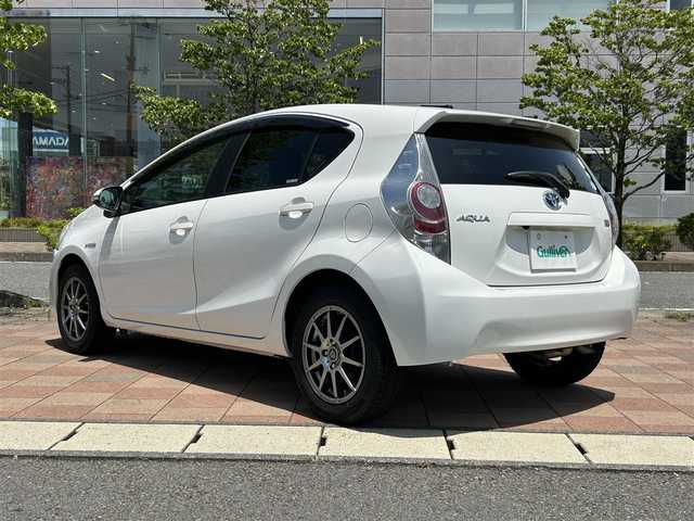 トヨタ アクア S 福島県 2012(平24)年 5.4万km ライムホワイトパールクリスタルシャイン 純正ナビゲーション/バックカメラ/ETC/LEDオートライト/アイドリングストップ/純正フロアマット/ドアバイザー