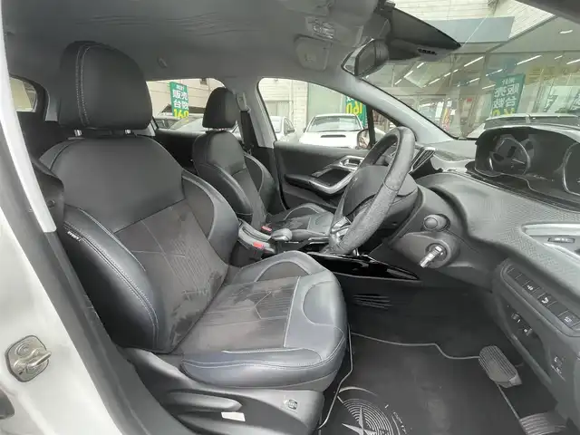 プジョー ２００８ クロスシティ 岡山県 2019(令1)年 3.5万km ネイクルホワイト 登録時走行距離34611km/純正SDナビ/(AM/FM/BT)/衝突被害軽減システム/ETC/クルーズコントロール/バックカメラ/シートヒーター/クリアランスソナー/リモコンキー/スペアキー/純正16インチアルミホイール/パワーウィンドウ/パワーステアリング/記録簿/保証書/取扱説明書