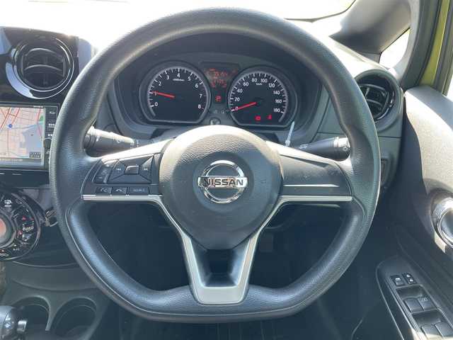 日産 ノート X ブラックアロー 福岡県 2018(平30)年 4万km オリーブグリーン/スーパーブラック 2トーン 前後コーナーセンサー/自動ブレーキ/レーンキープアシスト/プッシュスタートボタン/スマートキー/純正HDDナビ/ワンセグTV/USB接続/バックカメラ/Bluetoothオーディオ/純正フロアマット/純正アルミホイール