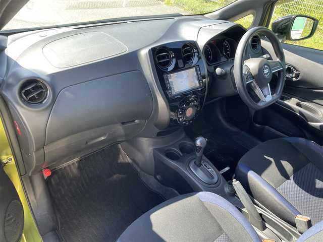 日産 ノート X ブラックアロー 福岡県 2018(平30)年 4万km オリーブグリーン/スーパーブラック 2トーン 前後コーナーセンサー/自動ブレーキ/レーンキープアシスト/プッシュスタートボタン/スマートキー/純正HDDナビ/ワンセグTV/USB接続/バックカメラ/Bluetoothオーディオ/純正フロアマット/純正アルミホイール