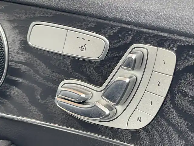 メルセデス・ベンツ Ｃ２２０ｄ ローレウスエディション 鹿児島県 2018(平30)年 5万km セレナイトグレー 純正HDDナビ/CD/DVD再生可/フルセグテレビ/バックカメラ/Bluetoothオーディオ/黒革シート/前席シートヒーター/前席パワーシート/アイドリングストップ/追従型クルーズコントロール/レーンキープアシスト/衝突軽減ブレーキ/前後ドライブレコーダー/プッシュスタート/純正フロアマット/2.0ETC/LEDヘッドライト/スマートキー/新車時保証書/取扱説明書/スペアキー1本