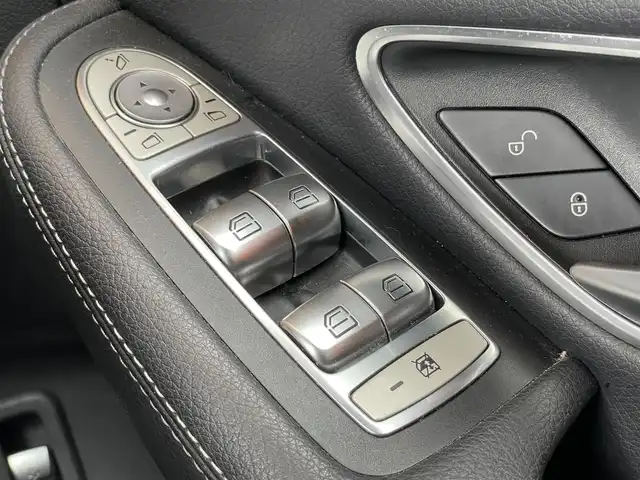 メルセデス・ベンツ Ｃ２２０ｄ ローレウスエディション 鹿児島県 2018(平30)年 5万km セレナイトグレー 純正HDDナビ/CD/DVD再生可/フルセグテレビ/バックカメラ/Bluetoothオーディオ/黒革シート/前席シートヒーター/前席パワーシート/アイドリングストップ/追従型クルーズコントロール/レーンキープアシスト/衝突軽減ブレーキ/前後ドライブレコーダー/プッシュスタート/純正フロアマット/2.0ETC/LEDヘッドライト/スマートキー/新車時保証書/取扱説明書/スペアキー1本
