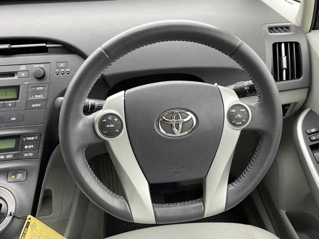 トヨタ プリウス S　LEDエディション 新潟県 2011(平23)年 12.6万km ホワイトパールクリスタルシャイン アイドリングストップ/プッシュスタート/ビルトインETC/パーキングアシスト/電動格納ミラー/オートライト/ウィンカーミラー/フォグランプ/ドアバイザー/スペアキー/夏タイヤ積載