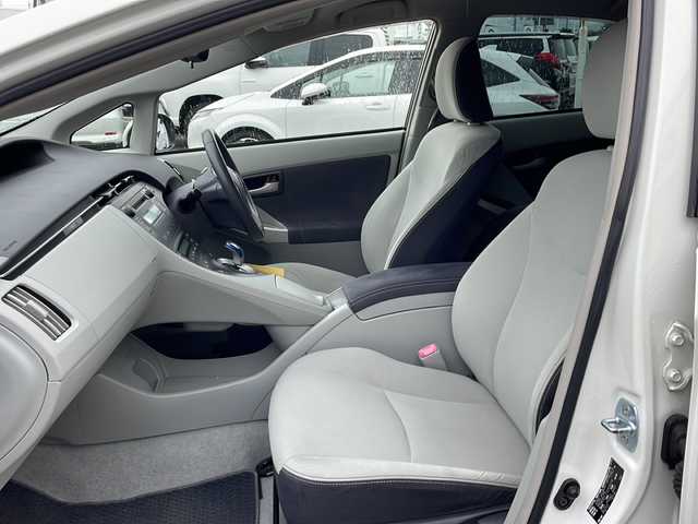 トヨタ プリウス S　LEDエディション 新潟県 2011(平23)年 12.6万km ホワイトパールクリスタルシャイン アイドリングストップ/プッシュスタート/ビルトインETC/パーキングアシスト/電動格納ミラー/オートライト/ウィンカーミラー/フォグランプ/ドアバイザー/スペアキー/夏タイヤ積載