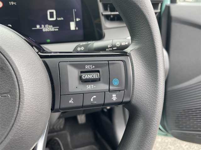 日産 ノート X 愛媛県 2023(令5)年 6.8万km 緑 プッシュスタート/純正ナビ（AM/FM/Bluetooth/フルセグTV）/アラウンドビューモニター/ETC２．０/横滑り防止装置/レーンキープアシスト/オートライト/オートマチックハイビーム/コーナーセンサー/クルーズコントロール