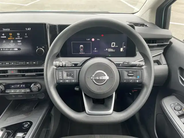 日産 ノート X 愛媛県 2023(令5)年 6.8万km 緑 プッシュスタート/純正ナビ（AM/FM/Bluetooth/フルセグTV）/アラウンドビューモニター/ETC２．０/横滑り防止装置/レーンキープアシスト/オートライト/オートマチックハイビーム/コーナーセンサー/クルーズコントロール