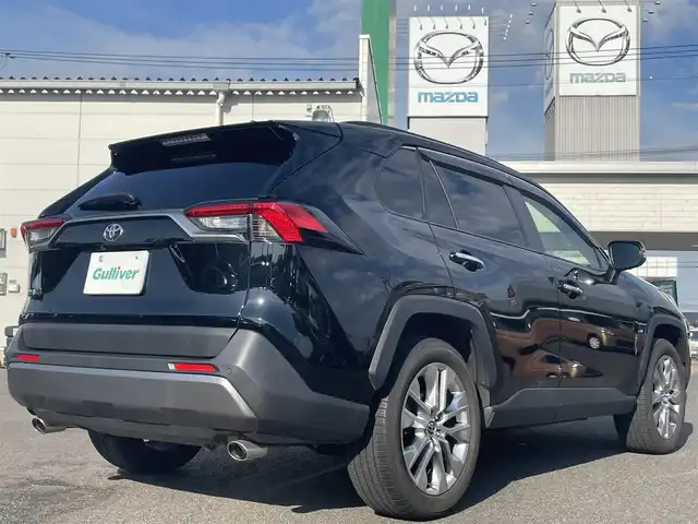 トヨタ ＲＡＶ４ G Zパッケージ 広島県 2021(令3)年 3.2万km アティチュードブラックマイカ 登録時走行距離/　31991km/ワンオーナー/Bluetooth・フルセグTV/全方位カメラ/クルーズコントロール(追従走行あり)/衝突被害軽減システム/車線逸脱警報/後側方車両検知警報(ブラインドスポットモニター)/横滑り防止装置/盗難防止装置/ドライブレコーダー/ルーフレール/レザーシート/シートヒーター/置くだけ充電/電子パーキング/パワーシート(メモリ機能有り)/パワーバックドア/ビルトインETC/ステアリングヒーター/デジタルインナーミラー/オートライト/純正LEDライト/フォグランプ/プッシュスタート/スマートキー/MTモード付きAT/純正アルミホイール 19インチ/ドアバイザー/純正フロアマット/新車時整備手帳（保証書）/取扱説明書