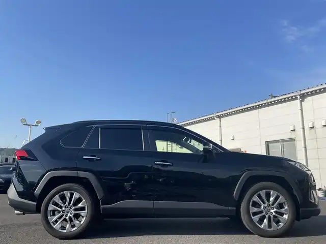トヨタ ＲＡＶ４ G Zパッケージ 広島県 2021(令3)年 3.2万km アティチュードブラックマイカ 登録時走行距離/　31991km/ワンオーナー/Bluetooth・フルセグTV/全方位カメラ/クルーズコントロール(追従走行あり)/衝突被害軽減システム/車線逸脱警報/後側方車両検知警報(ブラインドスポットモニター)/横滑り防止装置/盗難防止装置/ドライブレコーダー/ルーフレール/レザーシート/シートヒーター/置くだけ充電/電子パーキング/パワーシート(メモリ機能有り)/パワーバックドア/ビルトインETC/ステアリングヒーター/デジタルインナーミラー/オートライト/純正LEDライト/フォグランプ/プッシュスタート/スマートキー/MTモード付きAT/純正アルミホイール 19インチ/ドアバイザー/純正フロアマット/新車時整備手帳（保証書）/取扱説明書