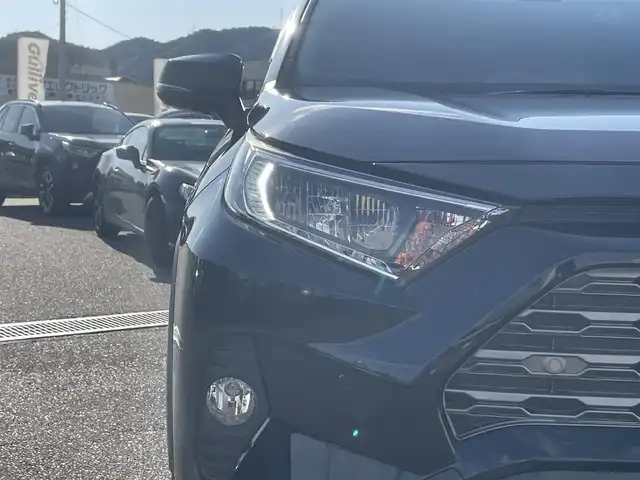 トヨタ ＲＡＶ４ G Zパッケージ 広島県 2021(令3)年 3.2万km アティチュードブラックマイカ 登録時走行距離/　31991km/ワンオーナー/Bluetooth・フルセグTV/全方位カメラ/クルーズコントロール(追従走行あり)/衝突被害軽減システム/車線逸脱警報/後側方車両検知警報(ブラインドスポットモニター)/横滑り防止装置/盗難防止装置/ドライブレコーダー/ルーフレール/レザーシート/シートヒーター/置くだけ充電/電子パーキング/パワーシート(メモリ機能有り)/パワーバックドア/ビルトインETC/ステアリングヒーター/デジタルインナーミラー/オートライト/純正LEDライト/フォグランプ/プッシュスタート/スマートキー/MTモード付きAT/純正アルミホイール 19インチ/ドアバイザー/純正フロアマット/新車時整備手帳（保証書）/取扱説明書