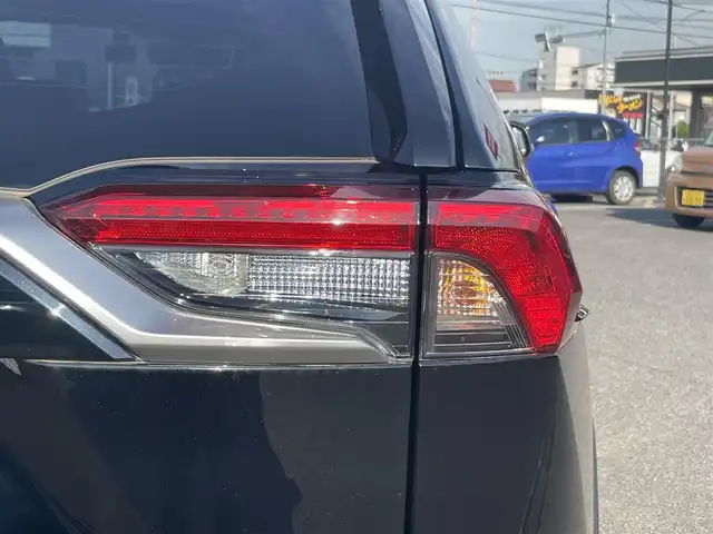 トヨタ ＲＡＶ４ G Zパッケージ 広島県 2021(令3)年 3.2万km アティチュードブラックマイカ 登録時走行距離/　31991km/ワンオーナー/Bluetooth・フルセグTV/全方位カメラ/クルーズコントロール(追従走行あり)/衝突被害軽減システム/車線逸脱警報/後側方車両検知警報(ブラインドスポットモニター)/横滑り防止装置/盗難防止装置/ドライブレコーダー/ルーフレール/レザーシート/シートヒーター/置くだけ充電/電子パーキング/パワーシート(メモリ機能有り)/パワーバックドア/ビルトインETC/ステアリングヒーター/デジタルインナーミラー/オートライト/純正LEDライト/フォグランプ/プッシュスタート/スマートキー/MTモード付きAT/純正アルミホイール 19インチ/ドアバイザー/純正フロアマット/新車時整備手帳（保証書）/取扱説明書