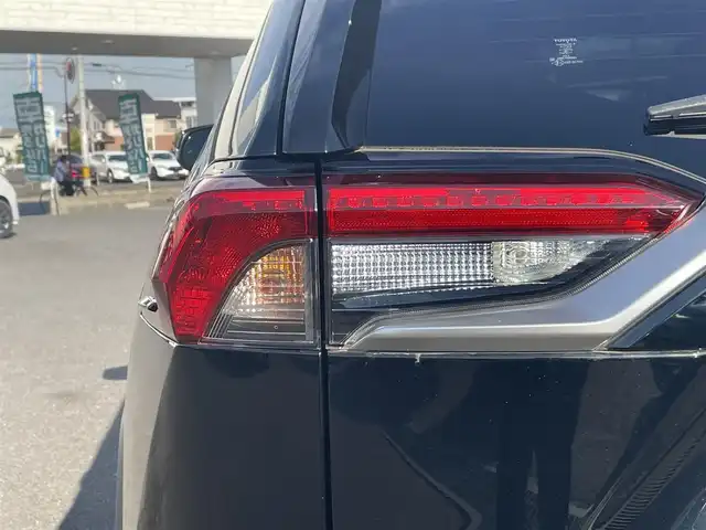 トヨタ ＲＡＶ４ G Zパッケージ 広島県 2021(令3)年 3.2万km アティチュードブラックマイカ 登録時走行距離/　31991km/ワンオーナー/Bluetooth・フルセグTV/全方位カメラ/クルーズコントロール(追従走行あり)/衝突被害軽減システム/車線逸脱警報/後側方車両検知警報(ブラインドスポットモニター)/横滑り防止装置/盗難防止装置/ドライブレコーダー/ルーフレール/レザーシート/シートヒーター/置くだけ充電/電子パーキング/パワーシート(メモリ機能有り)/パワーバックドア/ビルトインETC/ステアリングヒーター/デジタルインナーミラー/オートライト/純正LEDライト/フォグランプ/プッシュスタート/スマートキー/MTモード付きAT/純正アルミホイール 19インチ/ドアバイザー/純正フロアマット/新車時整備手帳（保証書）/取扱説明書
