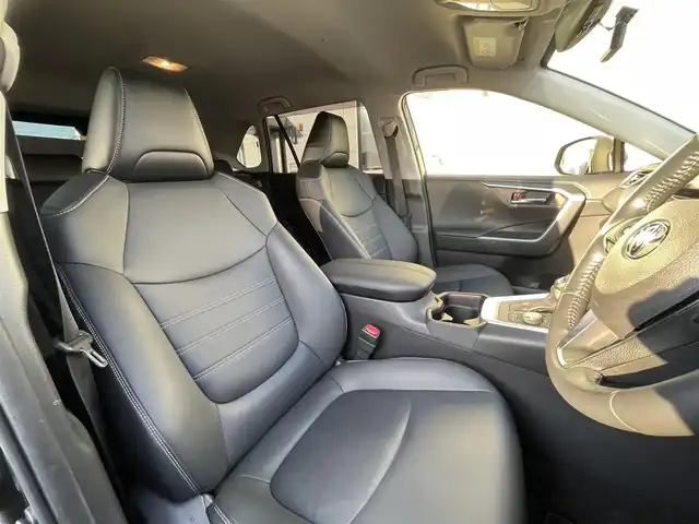 トヨタ ＲＡＶ４ G Zパッケージ 広島県 2021(令3)年 3.2万km アティチュードブラックマイカ 登録時走行距離/　31991km/ワンオーナー/Bluetooth・フルセグTV/全方位カメラ/クルーズコントロール(追従走行あり)/衝突被害軽減システム/車線逸脱警報/後側方車両検知警報(ブラインドスポットモニター)/横滑り防止装置/盗難防止装置/ドライブレコーダー/ルーフレール/レザーシート/シートヒーター/置くだけ充電/電子パーキング/パワーシート(メモリ機能有り)/パワーバックドア/ビルトインETC/ステアリングヒーター/デジタルインナーミラー/オートライト/純正LEDライト/フォグランプ/プッシュスタート/スマートキー/MTモード付きAT/純正アルミホイール 19インチ/ドアバイザー/純正フロアマット/新車時整備手帳（保証書）/取扱説明書