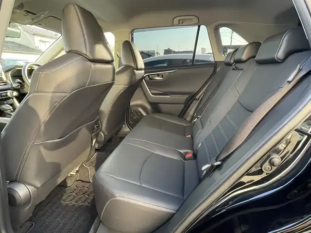 トヨタ ＲＡＶ４ G Zパッケージ 広島県 2021(令3)年 3.2万km アティチュードブラックマイカ 登録時走行距離/　31991km/ワンオーナー/Bluetooth・フルセグTV/全方位カメラ/クルーズコントロール(追従走行あり)/衝突被害軽減システム/車線逸脱警報/後側方車両検知警報(ブラインドスポットモニター)/横滑り防止装置/盗難防止装置/ドライブレコーダー/ルーフレール/レザーシート/シートヒーター/置くだけ充電/電子パーキング/パワーシート(メモリ機能有り)/パワーバックドア/ビルトインETC/ステアリングヒーター/デジタルインナーミラー/オートライト/純正LEDライト/フォグランプ/プッシュスタート/スマートキー/MTモード付きAT/純正アルミホイール 19インチ/ドアバイザー/純正フロアマット/新車時整備手帳（保証書）/取扱説明書