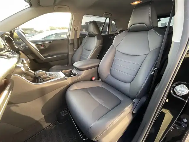 トヨタ ＲＡＶ４ G Zパッケージ 広島県 2021(令3)年 3.2万km アティチュードブラックマイカ 登録時走行距離/　31991km/ワンオーナー/Bluetooth・フルセグTV/全方位カメラ/クルーズコントロール(追従走行あり)/衝突被害軽減システム/車線逸脱警報/後側方車両検知警報(ブラインドスポットモニター)/横滑り防止装置/盗難防止装置/ドライブレコーダー/ルーフレール/レザーシート/シートヒーター/置くだけ充電/電子パーキング/パワーシート(メモリ機能有り)/パワーバックドア/ビルトインETC/ステアリングヒーター/デジタルインナーミラー/オートライト/純正LEDライト/フォグランプ/プッシュスタート/スマートキー/MTモード付きAT/純正アルミホイール 19インチ/ドアバイザー/純正フロアマット/新車時整備手帳（保証書）/取扱説明書