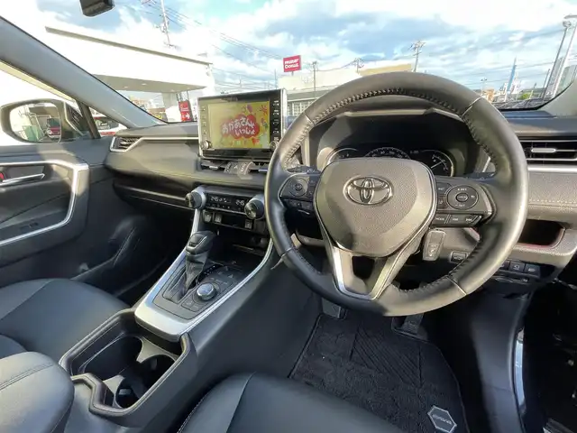 トヨタ ＲＡＶ４ G Zパッケージ 広島県 2021(令3)年 3.2万km アティチュードブラックマイカ 登録時走行距離/　31991km/ワンオーナー/Bluetooth・フルセグTV/全方位カメラ/クルーズコントロール(追従走行あり)/衝突被害軽減システム/車線逸脱警報/後側方車両検知警報(ブラインドスポットモニター)/横滑り防止装置/盗難防止装置/ドライブレコーダー/ルーフレール/レザーシート/シートヒーター/置くだけ充電/電子パーキング/パワーシート(メモリ機能有り)/パワーバックドア/ビルトインETC/ステアリングヒーター/デジタルインナーミラー/オートライト/純正LEDライト/フォグランプ/プッシュスタート/スマートキー/MTモード付きAT/純正アルミホイール 19インチ/ドアバイザー/純正フロアマット/新車時整備手帳（保証書）/取扱説明書