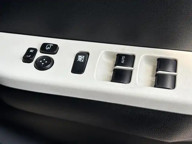 スズキ アルト S 東京都 2018(平30)年 4.8万km シフォンアイボリーM 2WD/NA/CVT/シートヒーター/ＥＣＬＩＰＳＥナビ/エネチャージ/アイドリングストップシステム/エコクール/縦桟エアインテーク付開口部ボディ同色横２本バーフロントバンパー/ボディ同色ドアミラー（電動格納機能付）/ボディ同色アウトサイドドアハンドル/ボディ同色ドアサッシュ/ボディ同色リアバンパー/145/80R13タイヤ/13インチフルホイールキャップ/プライバシーガラス/リアワイパー/ホワイトインパネ加飾/ホワイトエアコンサイド吹出口ルーバー/ホワイトエアコンサイド吹出口リング/無塗装インサイドドアハンドル/パワーウィンドウ（フロント/リア）/ステータスインフォメーションランプ付アナログメーター/マルチインフォメーションディスプレイ/ウレタン製ステアリングホイール/SRSエアバッグ（運転席/助手席）ABS/マニュアルエアコン（ホワイトダイヤル）/無塗装エアコンコントロールパネル/ライトブルーファブリックシート/シートヒーター（運転席）/シートリフター（運転席）/ヘッドレスト付一体可倒式シート（リア）/リモコンキー