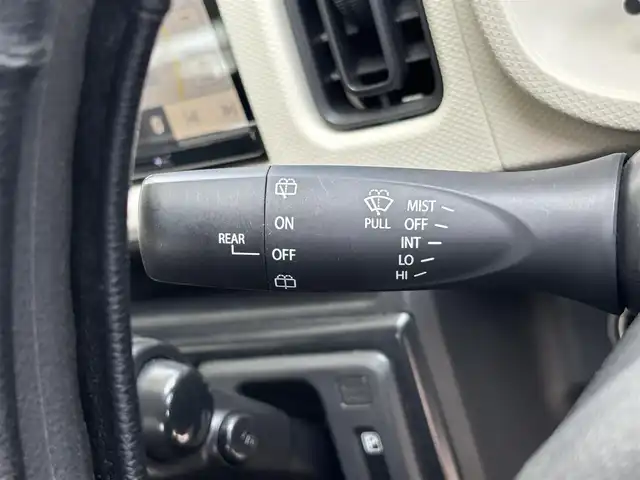 スズキ アルト S 東京都 2018(平30)年 4.8万km シフォンアイボリーM 2WD/NA/CVT/シートヒーター/ＥＣＬＩＰＳＥナビ/エネチャージ/アイドリングストップシステム/エコクール/縦桟エアインテーク付開口部ボディ同色横２本バーフロントバンパー/ボディ同色ドアミラー（電動格納機能付）/ボディ同色アウトサイドドアハンドル/ボディ同色ドアサッシュ/ボディ同色リアバンパー/145/80R13タイヤ/13インチフルホイールキャップ/プライバシーガラス/リアワイパー/ホワイトインパネ加飾/ホワイトエアコンサイド吹出口ルーバー/ホワイトエアコンサイド吹出口リング/無塗装インサイドドアハンドル/パワーウィンドウ（フロント/リア）/ステータスインフォメーションランプ付アナログメーター/マルチインフォメーションディスプレイ/ウレタン製ステアリングホイール/SRSエアバッグ（運転席/助手席）ABS/マニュアルエアコン（ホワイトダイヤル）/無塗装エアコンコントロールパネル/ライトブルーファブリックシート/シートヒーター（運転席）/シートリフター（運転席）/ヘッドレスト付一体可倒式シート（リア）/リモコンキー