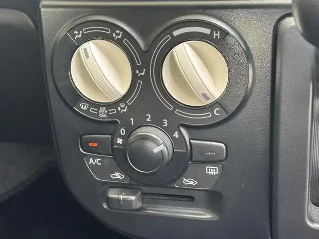 スズキ アルト S 東京都 2018(平30)年 4.8万km シフォンアイボリーM 2WD/NA/CVT/シートヒーター/ＥＣＬＩＰＳＥナビ/エネチャージ/アイドリングストップシステム/エコクール/縦桟エアインテーク付開口部ボディ同色横２本バーフロントバンパー/ボディ同色ドアミラー（電動格納機能付）/ボディ同色アウトサイドドアハンドル/ボディ同色ドアサッシュ/ボディ同色リアバンパー/145/80R13タイヤ/13インチフルホイールキャップ/プライバシーガラス/リアワイパー/ホワイトインパネ加飾/ホワイトエアコンサイド吹出口ルーバー/ホワイトエアコンサイド吹出口リング/無塗装インサイドドアハンドル/パワーウィンドウ（フロント/リア）/ステータスインフォメーションランプ付アナログメーター/マルチインフォメーションディスプレイ/ウレタン製ステアリングホイール/SRSエアバッグ（運転席/助手席）ABS/マニュアルエアコン（ホワイトダイヤル）/無塗装エアコンコントロールパネル/ライトブルーファブリックシート/シートヒーター（運転席）/シートリフター（運転席）/ヘッドレスト付一体可倒式シート（リア）/リモコンキー
