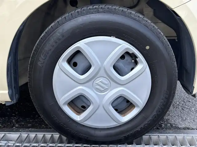 スズキ アルト S 東京都 2018(平30)年 4.8万km シフォンアイボリーM 2WD/NA/CVT/シートヒーター/ＥＣＬＩＰＳＥナビ/エネチャージ/アイドリングストップシステム/エコクール/縦桟エアインテーク付開口部ボディ同色横２本バーフロントバンパー/ボディ同色ドアミラー（電動格納機能付）/ボディ同色アウトサイドドアハンドル/ボディ同色ドアサッシュ/ボディ同色リアバンパー/145/80R13タイヤ/13インチフルホイールキャップ/プライバシーガラス/リアワイパー/ホワイトインパネ加飾/ホワイトエアコンサイド吹出口ルーバー/ホワイトエアコンサイド吹出口リング/無塗装インサイドドアハンドル/パワーウィンドウ（フロント/リア）/ステータスインフォメーションランプ付アナログメーター/マルチインフォメーションディスプレイ/ウレタン製ステアリングホイール/SRSエアバッグ（運転席/助手席）ABS/マニュアルエアコン（ホワイトダイヤル）/無塗装エアコンコントロールパネル/ライトブルーファブリックシート/シートヒーター（運転席）/シートリフター（運転席）/ヘッドレスト付一体可倒式シート（リア）/リモコンキー
