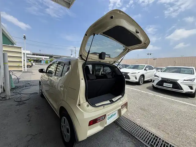 スズキ アルト S 東京都 2018(平30)年 4.8万km シフォンアイボリーM 2WD/NA/CVT/シートヒーター/ＥＣＬＩＰＳＥナビ/エネチャージ/アイドリングストップシステム/エコクール/縦桟エアインテーク付開口部ボディ同色横２本バーフロントバンパー/ボディ同色ドアミラー（電動格納機能付）/ボディ同色アウトサイドドアハンドル/ボディ同色ドアサッシュ/ボディ同色リアバンパー/145/80R13タイヤ/13インチフルホイールキャップ/プライバシーガラス/リアワイパー/ホワイトインパネ加飾/ホワイトエアコンサイド吹出口ルーバー/ホワイトエアコンサイド吹出口リング/無塗装インサイドドアハンドル/パワーウィンドウ（フロント/リア）/ステータスインフォメーションランプ付アナログメーター/マルチインフォメーションディスプレイ/ウレタン製ステアリングホイール/SRSエアバッグ（運転席/助手席）ABS/マニュアルエアコン（ホワイトダイヤル）/無塗装エアコンコントロールパネル/ライトブルーファブリックシート/シートヒーター（運転席）/シートリフター（運転席）/ヘッドレスト付一体可倒式シート（リア）/リモコンキー