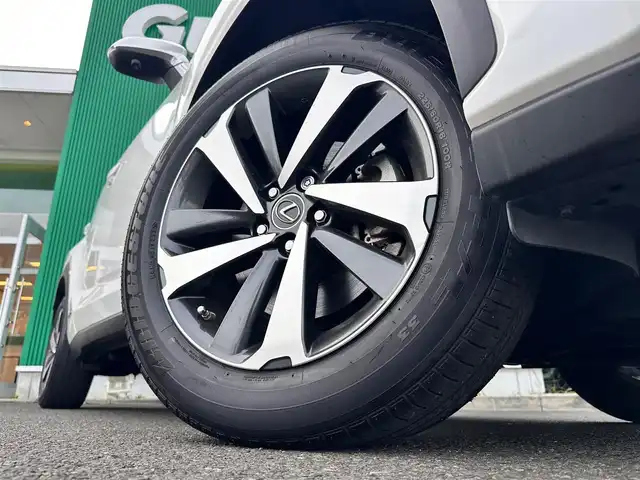 レクサス ＮＸ 300h バージョンL 宮城県 2020(令2)年 5.2万km ソニッククォーツ パノラミックビューモニターセット/・パノラミックビューモニター/・パーキングサポートブレーキ（静止物）/ブラインドスポットモニターセット/・ブラインドスポットモニター/・リアクロストラフィックアラート/＝＝＝/セーフティシステムプラス/・プリクラッシュセーフティ/・レーントレーシングアシスト/・アダプティブハイビームシステム/・レーダークルーズコントロール/・ロードサインアシスト/・先行車発進告知機能/純正ナビ/・CD/DVD/・Bluetooth/・フルセグTV/ビルトインETC2.0/AC100V/100Wコンセント/ハンズフリーパワーバックドア/本革シート/シートシートヒーター（前席/後席）/シートベンチレーション（前席）/パワーシート（運転席メモリー機能付）/電動格納/リクライニング機能付シート（リア）/ステアリングヒーター/電動パーキングブレーキ/ブレーキホールド/角型3眼LEDヘッドランプ/フォグランプ/ヘッドランプクリーナー/スマートキー＆プッシュスタート/純正18インチAW/純正フロアマット