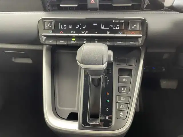 トヨタ ヴォクシー ハイブリッド S－Z 茨城県 2022(令4)年 2.3万km ホワイトパールクリスタルシャイン 快適利便パッケージ/純正10.5型DA/バックカメラ/フルセグ/CD/DVDデッキ/衝突被害軽減ブレーキ/車線逸脱抑制装置/レーダークルーズコントロール/オートマチックハイビーム/クリアランスソナー/BSM/両側電動スライドドア/ETC2.0/AC100V/パワーバックドア/シートヒーター/純正17インチAW/3眼LEDヘッドライト/スマートキー