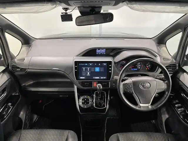 トヨタ ヴォクシー ZS 煌 愛知県 2018(平30)年 8万km イナズマスパーキングブラックガラスフレーク 純正１０．５インチナビ/（AF/FM/CD/DVD/フルセグTV/SD/Bluetooth）　/モデリスタフルエアロ/トヨタセーフティセンス/　ー衝突軽減システム/　－レーンキープアシスト/　－オートマチックハイビーム/　－クルーズコントロール/　－先行車発進告知/両側電動スライドドア　/ビルトインＥＴＣ　/ＬＥＤヘッドライト　/バックカメラ　/ドライブレコーダー　/プッシュスタート/スマートストップ/スマートキー/純正フロアマット/純正アルミホイール