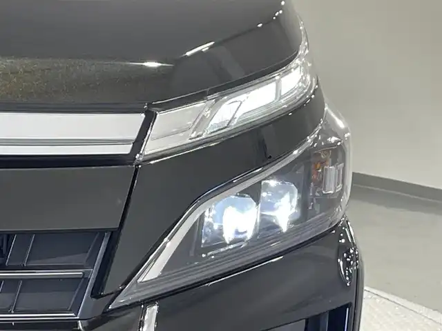 トヨタ ヴォクシー ZS 煌 愛知県 2018(平30)年 8万km イナズマスパーキングブラックガラスフレーク 純正１０．５インチナビ/（AF/FM/CD/DVD/フルセグTV/SD/Bluetooth）　/モデリスタフルエアロ/トヨタセーフティセンス/　ー衝突軽減システム/　－レーンキープアシスト/　－オートマチックハイビーム/　－クルーズコントロール/　－先行車発進告知/両側電動スライドドア　/ビルトインＥＴＣ　/ＬＥＤヘッドライト　/バックカメラ　/ドライブレコーダー　/プッシュスタート/スマートストップ/スマートキー/純正フロアマット/純正アルミホイール
