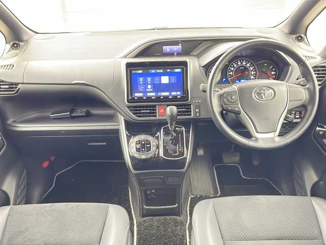 トヨタ ヴォクシー ZS 煌Ⅲ 熊本県 2021(令3)年 4.9万km ホワイトパールクリスタルシャイン ディーラーOP9インチナビ(CD/DVD/BT/フルセグ)/純正フリップダウンモニター/トヨタセーフティーセンス/ ・プリクラッシュセーフティー/ ・レーンディパーチャーアラート/ ・オートハイビーム/ ・パーキングサポートブレーキ/ ・クリアランスソナー/クルーズコントロール/バックカメラ/ビルトインETC/オートライト/LEDヘッドライト/フロントフォグランプ/純正フロアマット/純正ドアバイザー/電動格納ミラー/ミラーウィンカー/取り扱い説明書/保証書