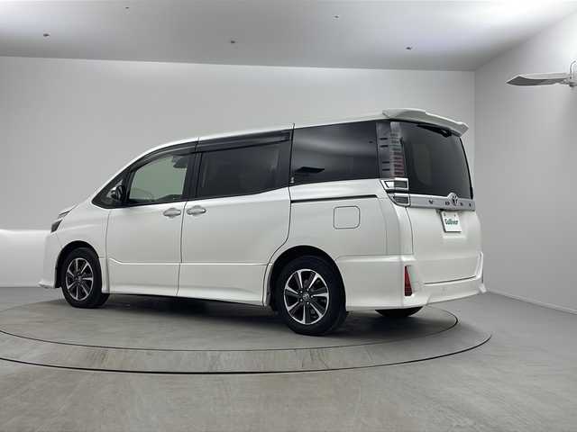 トヨタ ヴォクシー ZS 煌Ⅲ 熊本県 2021(令3)年 4.9万km ホワイトパールクリスタルシャイン ディーラーOP9インチナビ(CD/DVD/BT/フルセグ)/純正フリップダウンモニター/トヨタセーフティーセンス/ ・プリクラッシュセーフティー/ ・レーンディパーチャーアラート/ ・オートハイビーム/ ・パーキングサポートブレーキ/ ・クリアランスソナー/クルーズコントロール/バックカメラ/ビルトインETC/オートライト/LEDヘッドライト/フロントフォグランプ/純正フロアマット/純正ドアバイザー/電動格納ミラー/ミラーウィンカー/取り扱い説明書/保証書