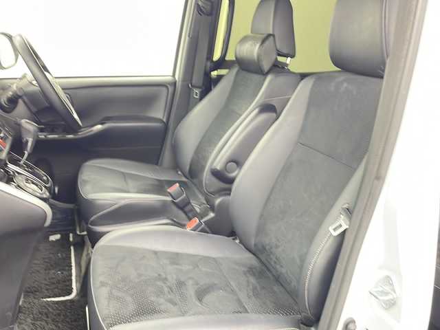 トヨタ ヴォクシー ZS 煌Ⅲ 熊本県 2021(令3)年 4.9万km ホワイトパールクリスタルシャイン ディーラーOP9インチナビ(CD/DVD/BT/フルセグ)/純正フリップダウンモニター/トヨタセーフティーセンス/ ・プリクラッシュセーフティー/ ・レーンディパーチャーアラート/ ・オートハイビーム/ ・パーキングサポートブレーキ/ ・クリアランスソナー/クルーズコントロール/バックカメラ/ビルトインETC/オートライト/LEDヘッドライト/フロントフォグランプ/純正フロアマット/純正ドアバイザー/電動格納ミラー/ミラーウィンカー/取り扱い説明書/保証書