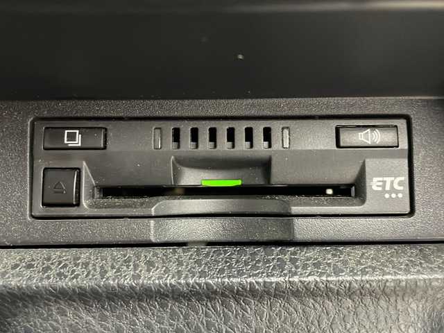 トヨタ ヴォクシー ZS 煌Ⅲ 熊本県 2021(令3)年 4.9万km ホワイトパールクリスタルシャイン ディーラーOP9インチナビ(CD/DVD/BT/フルセグ)/純正フリップダウンモニター/トヨタセーフティーセンス/ ・プリクラッシュセーフティー/ ・レーンディパーチャーアラート/ ・オートハイビーム/ ・パーキングサポートブレーキ/ ・クリアランスソナー/クルーズコントロール/バックカメラ/ビルトインETC/オートライト/LEDヘッドライト/フロントフォグランプ/純正フロアマット/純正ドアバイザー/電動格納ミラー/ミラーウィンカー/取り扱い説明書/保証書