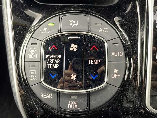 トヨタ ヴォクシー ZS 煌Ⅲ 熊本県 2021(令3)年 4.9万km ホワイトパールクリスタルシャイン ディーラーOP9インチナビ(CD/DVD/BT/フルセグ)/純正フリップダウンモニター/トヨタセーフティーセンス/ ・プリクラッシュセーフティー/ ・レーンディパーチャーアラート/ ・オートハイビーム/ ・パーキングサポートブレーキ/ ・クリアランスソナー/クルーズコントロール/バックカメラ/ビルトインETC/オートライト/LEDヘッドライト/フロントフォグランプ/純正フロアマット/純正ドアバイザー/電動格納ミラー/ミラーウィンカー/取り扱い説明書/保証書