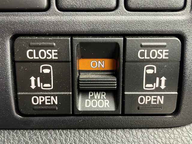 トヨタ ヴォクシー ZS 煌Ⅲ 熊本県 2021(令3)年 4.9万km ホワイトパールクリスタルシャイン ディーラーOP9インチナビ(CD/DVD/BT/フルセグ)/純正フリップダウンモニター/トヨタセーフティーセンス/ ・プリクラッシュセーフティー/ ・レーンディパーチャーアラート/ ・オートハイビーム/ ・パーキングサポートブレーキ/ ・クリアランスソナー/クルーズコントロール/バックカメラ/ビルトインETC/オートライト/LEDヘッドライト/フロントフォグランプ/純正フロアマット/純正ドアバイザー/電動格納ミラー/ミラーウィンカー/取り扱い説明書/保証書