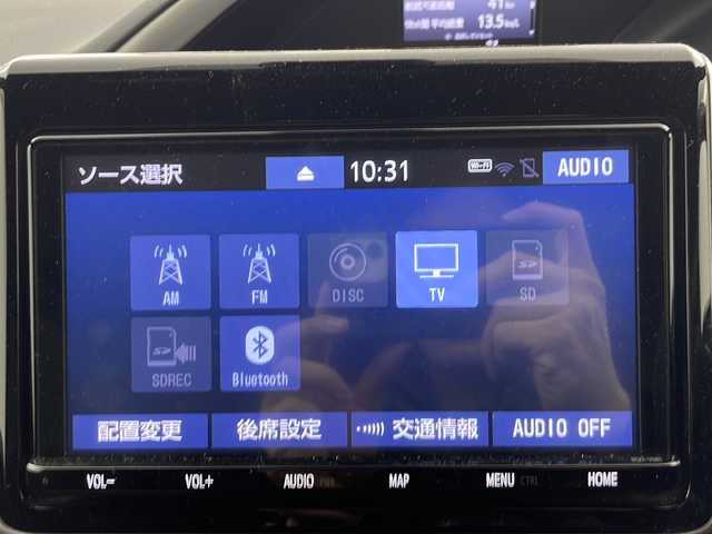 トヨタ ヴォクシー ZS 煌Ⅲ 熊本県 2021(令3)年 4.9万km ホワイトパールクリスタルシャイン ディーラーOP9インチナビ(CD/DVD/BT/フルセグ)/純正フリップダウンモニター/トヨタセーフティーセンス/ ・プリクラッシュセーフティー/ ・レーンディパーチャーアラート/ ・オートハイビーム/ ・パーキングサポートブレーキ/ ・クリアランスソナー/クルーズコントロール/バックカメラ/ビルトインETC/オートライト/LEDヘッドライト/フロントフォグランプ/純正フロアマット/純正ドアバイザー/電動格納ミラー/ミラーウィンカー/取り扱い説明書/保証書